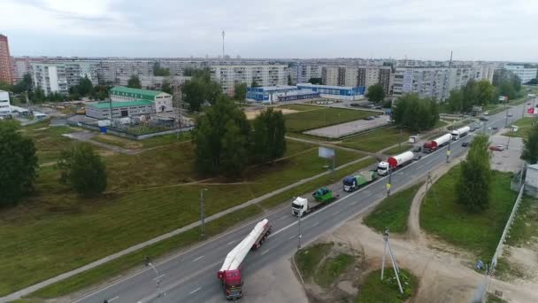 Pohyb konvoje nákladních automobilů v zatáčce. — Stock video