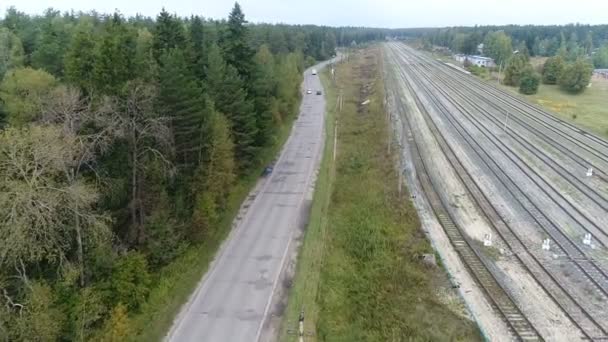Un tramo suave sobre el ferrocarril, el bosque denso y la autopista . — Vídeo de stock