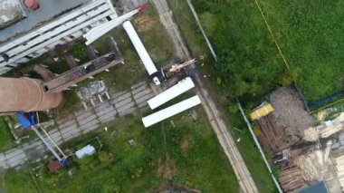 Kuadkopter dönüyor ve inşaat alanının üzerinden kalkıyor..