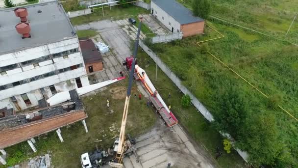 Préparation pour le déchargement d'une énorme lame de turbogénérateur. — Video