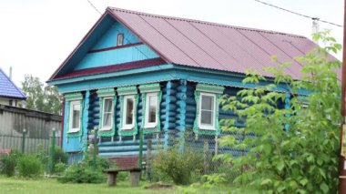 Kahverengi çatılı güzel ahşap kulübe.