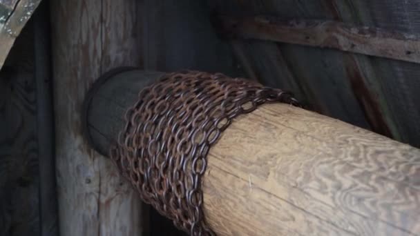 Paslı eski bir zincir, kuyunun yakınında gevşiyor.. — Stok video