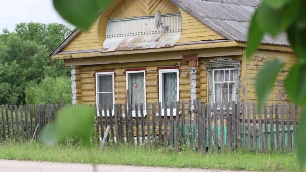 Una casa rural de madera se encuentra sola en una calle del pueblo . — Vídeos de Stock