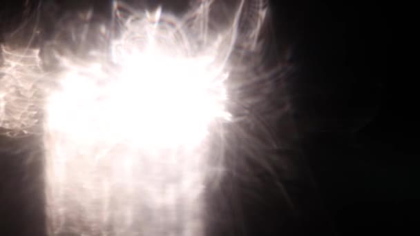 ガラスに水滴の中の大きな白い幻想的な反射. — ストック動画