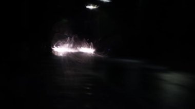 Ön camdaki yansımada birkaç garip ışık lekesi var..