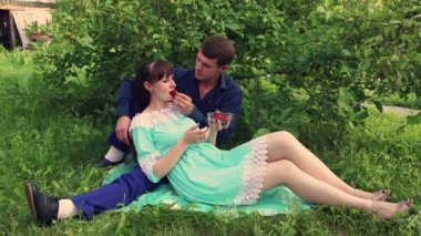 Adam şefkat gösteriyor, kızı çilekle besliyor..