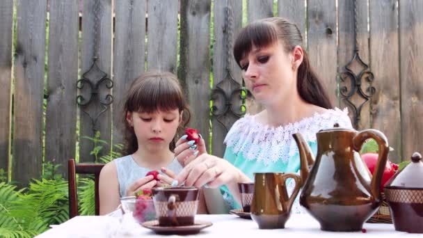 Mamma nutre amorevolmente sua figlia con le fragole. — Video Stock
