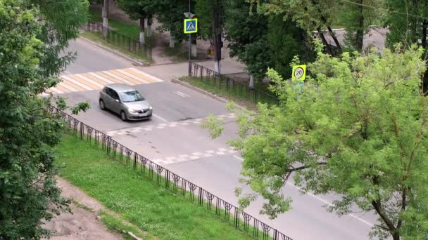 Vista de cima para a estrada ao longo da qual os carros passam . — Vídeo de Stock