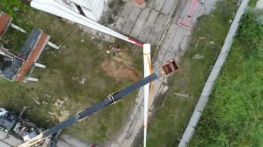 Boşaltma platformu üzerinde kuadkopterin hızlı dönüşü.