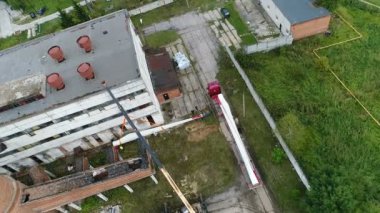 Büyük bir yükseklikten, vinç patlaması büyük bir yük taşır..