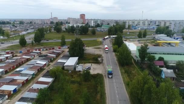 Un convoy de camiones sale de la ciudad. — Vídeos de Stock