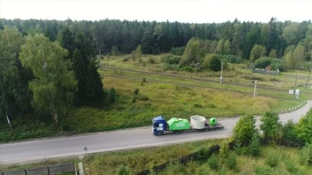 Büyük kargo taşıyan kamyonlar köy boyunca seyahat ediyor.. — Stok video