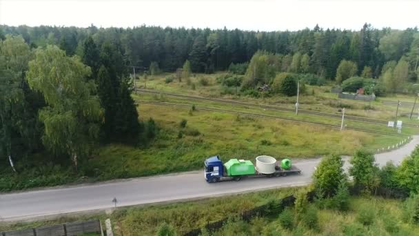 Camiones con grandes viajes de carga a lo largo de la aldea. — Vídeo de stock