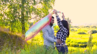 Kız, genç adamın üzerinde ipek bir eşarp taşıyor..