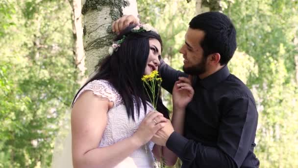 Close-up of a bride showing tenderness to the groom. — Stock Video