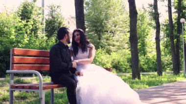 Gelin ve damat parkta bir bankta oturuyorlar..