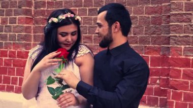 Damat nazikçe gelini kucaklıyor..