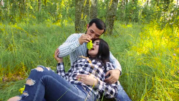 Genç bir çiftin yaz tatili sırasında — Stok video