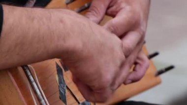 Arp çalan bir müzisyenin elleri yakın plan..