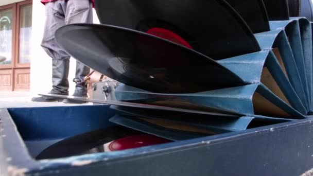 Виниловые пластинки складываются как набор в картонном подставке. — стоковое видео