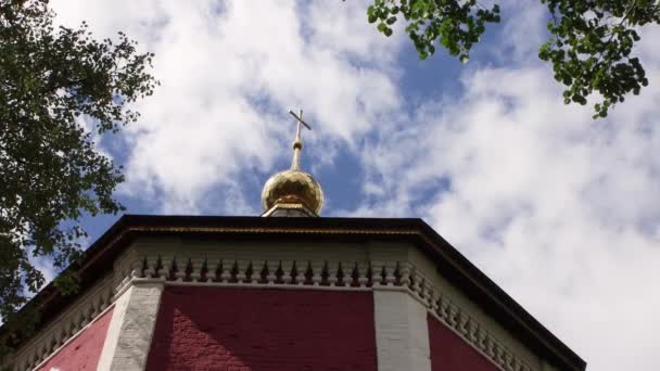 Вид знизу вгору на високий золотий купол з хрестом . — стокове відео