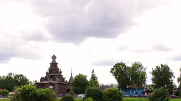 Un ancien temple en bois dans une végétation dense. — Video