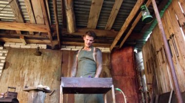 Genç bir adam ocakta ateş yakıyor..