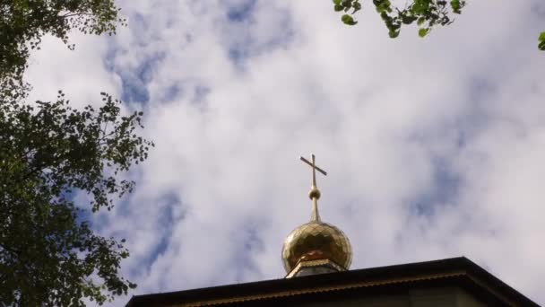 The golden Chrestian cross stands proudly on the dome. — Stock Video