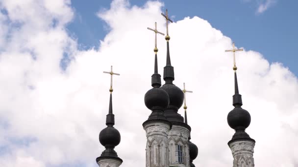 As cúpulas da igreja contra o fundo de nuvens lentamente flutuantes. — Vídeo de Stock