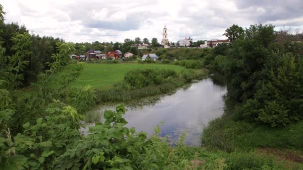 Er is een kerk hoog boven de rivier.. — Stockvideo