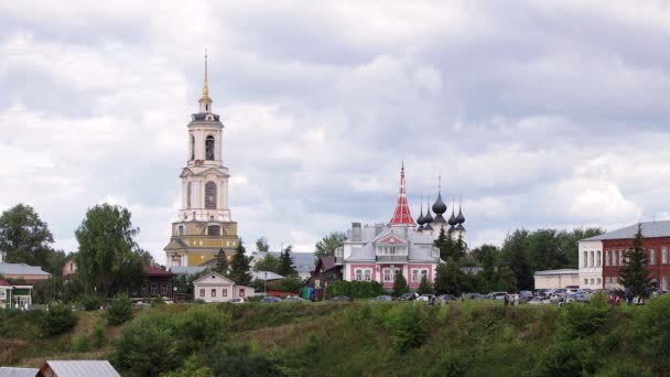 На пагорбі є кілька сільських будинків і дві церкви . — стокове відео