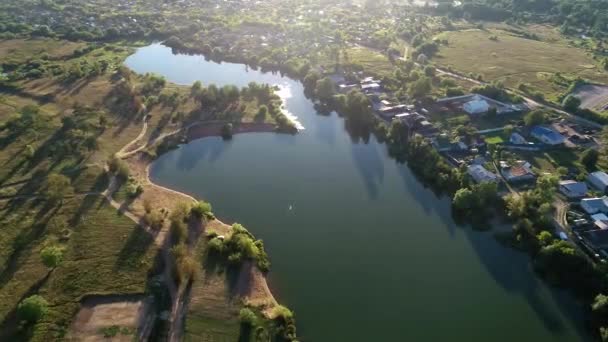 El movimiento del quadcopter de arriba a abajo sobre un lago estirado. — Vídeos de Stock