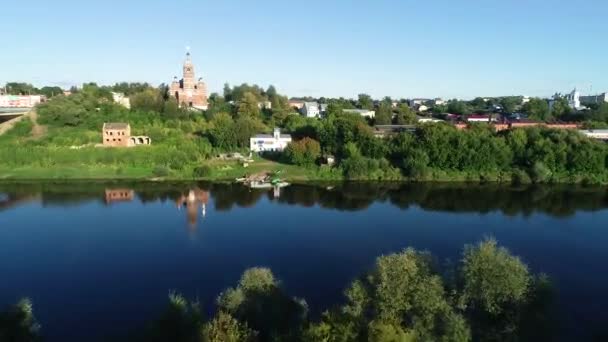 Volando sobre altos árboles verdes, un río, un puente de carretera. — Vídeo de stock