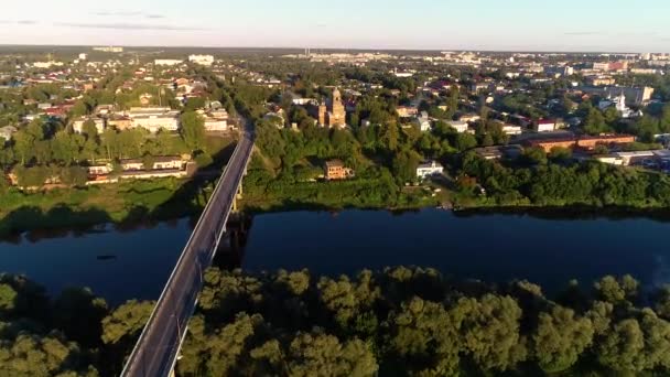 川にかかる橋の空中パノラマ. — ストック動画