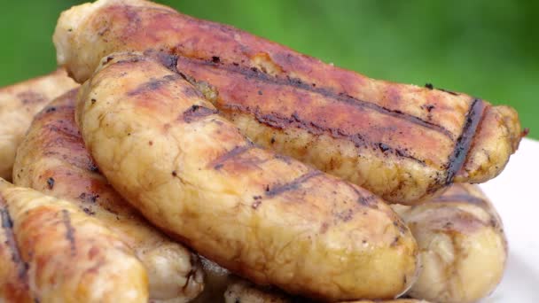 Salsichas fritas estão em um prato branco. — Vídeo de Stock