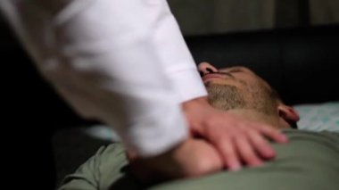 Yapay solunum yapan bir doktorun yakın çekim elleri..