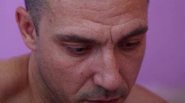 İşini yapan bir adamın yüzünü kapat..