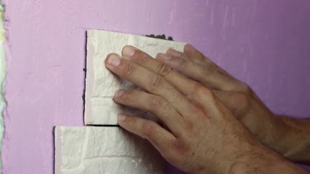 Primer plano de las manos presionar azulejos contra la pared. — Vídeo de stock