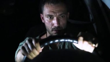 Araba süren bir adamın ön görüntüsü.. 