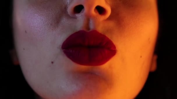 Lippen van een jong meisje close-up met rode lippenstift. — Stockvideo