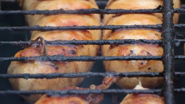 Close-up van worstjes die op de grill worden gebakken. — Stockvideo