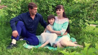 Anne, baba ve kız birbirlerine şefkatle bakıyorlar..
