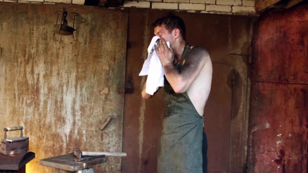 Kovář si utírá tvář ručníkem z potu a hlíny.. — Stock video