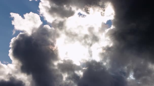 Nuvens grossas, sombrias, pretas e brancas no céu azul. — Vídeo de Stock