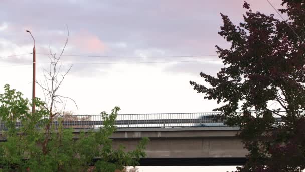 Una pequeña sección de un puente de carretera contra un cielo oscuro. — Vídeo de stock