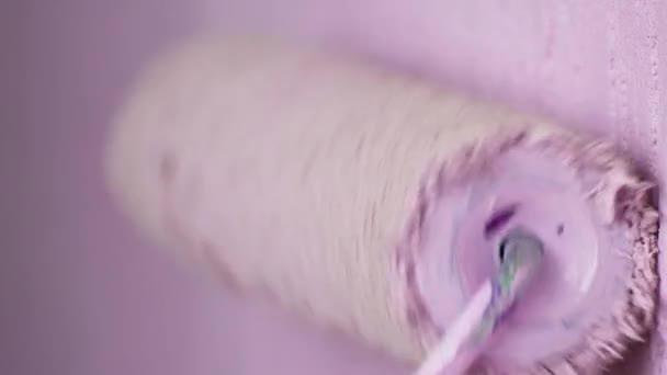 A felületet rózsaszín festékkel festik. Kozmetikai javítások — Stock videók