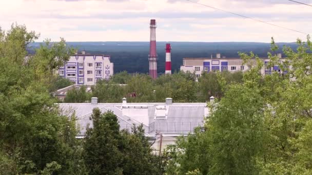 Chimeneas industriales en el horizonte no fuman. — Vídeo de stock