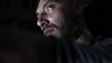 Direksiyondaki adamın yüzüne yakından bak.. 