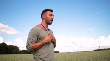 Genç bir adam sahada duruyor ve duygusal olarak konuşuyor.. 