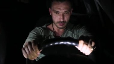 Bir adamın ön görüntüsü hızla yol boyunca sürer. Bir arabada., 